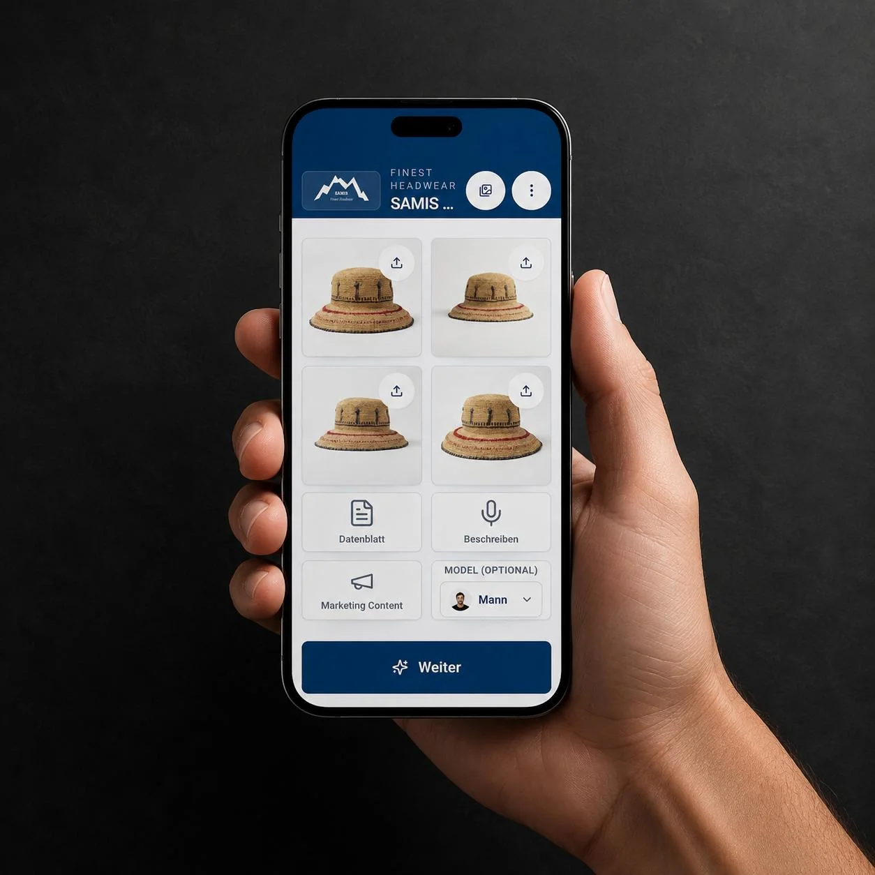 Eine Hand hält ein Smartphone mit der SAMIS-App: vier Produktfotos eines Huts, darunter Felder für Datenblatt, Beschreibung per Sprachaufnahme und Marketing-Inhalte.