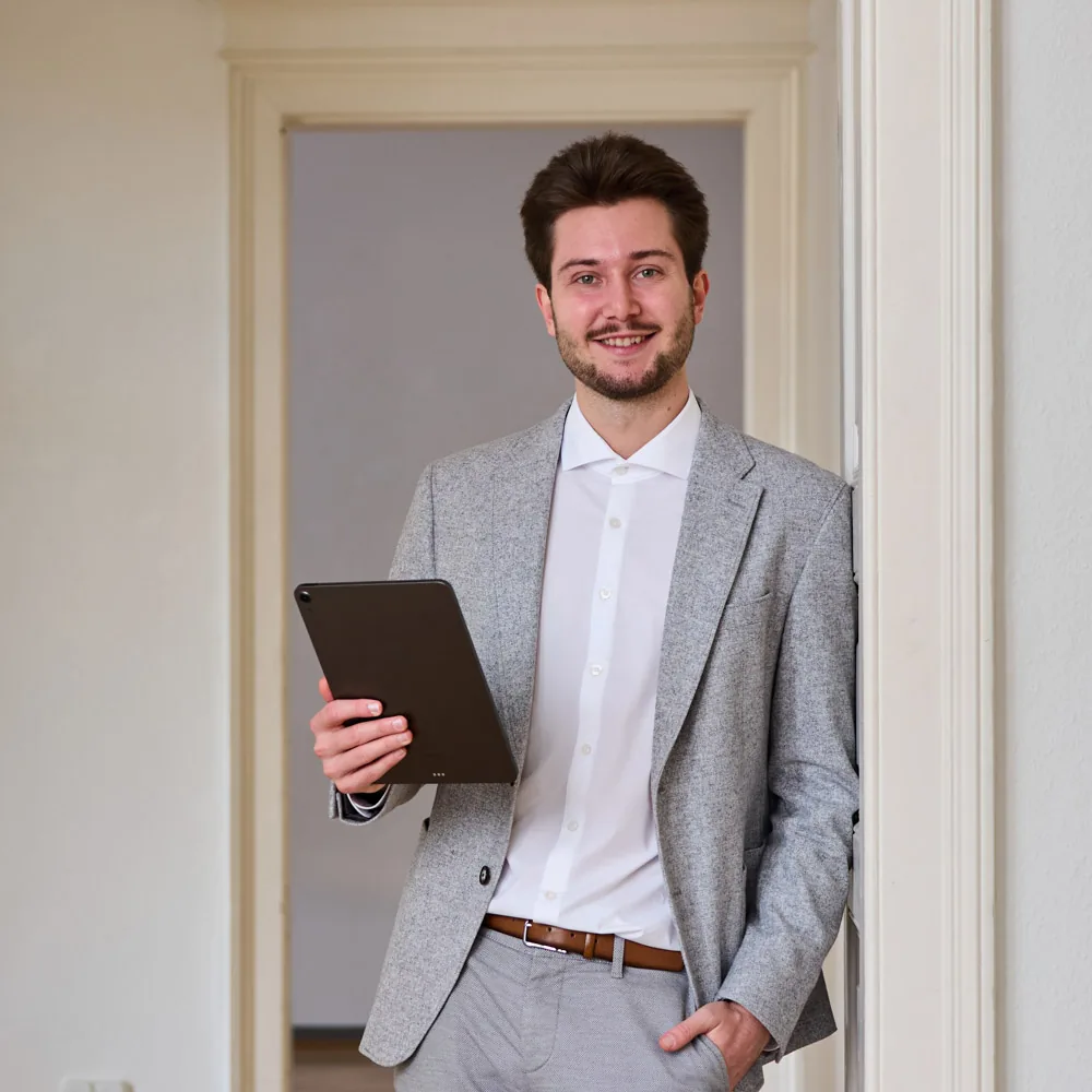 Samuel Welte, Inhaber von PicUpgrades e.U., mit einem Tablet in der Hand